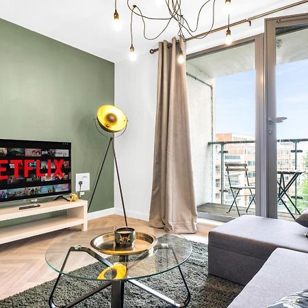 Stylish 4Th Floor 2 Bedroom En Suite City Centre Apartment With Parking By Azura Nights Birmingham Bagian luar foto
