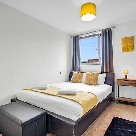 Stylish 4Th Floor 2 Bedroom En Suite City Centre Apartment With Parking By Azura Nights Birmingham Bagian luar foto