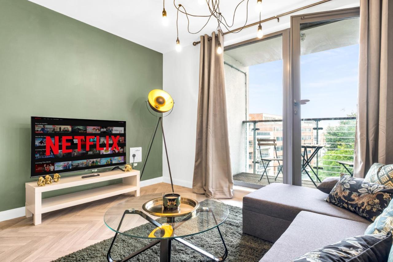 Stylish 4Th Floor 2 Bedroom En Suite City Centre Apartment With Parking By Azura Nights Birmingham Bagian luar foto