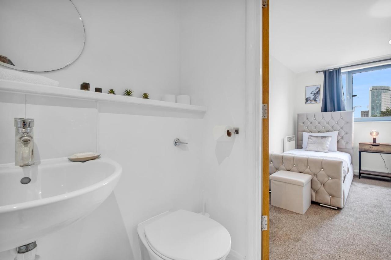 Stylish 4Th Floor 2 Bedroom En Suite City Centre Apartment With Parking By Azura Nights Birmingham Bagian luar foto