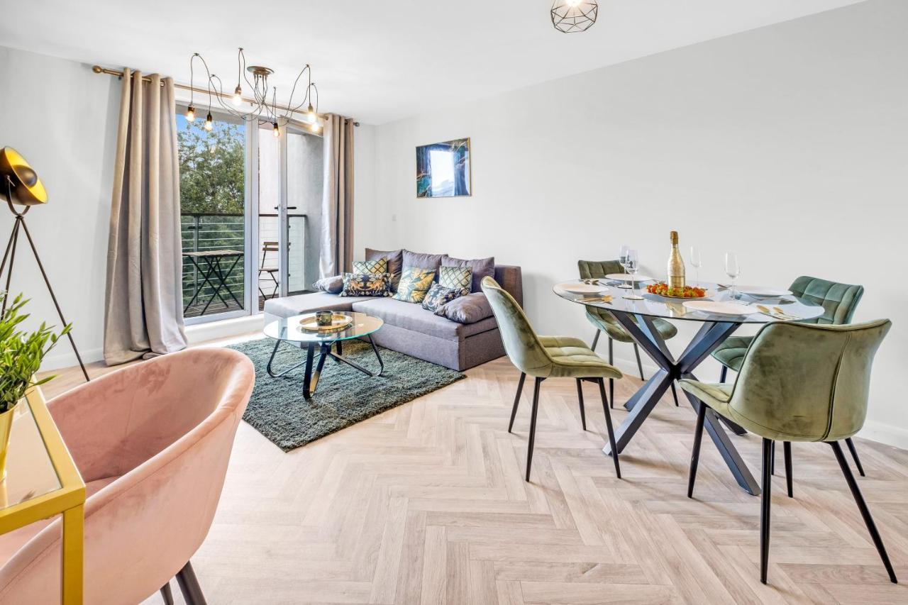 Stylish 4Th Floor 2 Bedroom En Suite City Centre Apartment With Parking By Azura Nights Birmingham Bagian luar foto