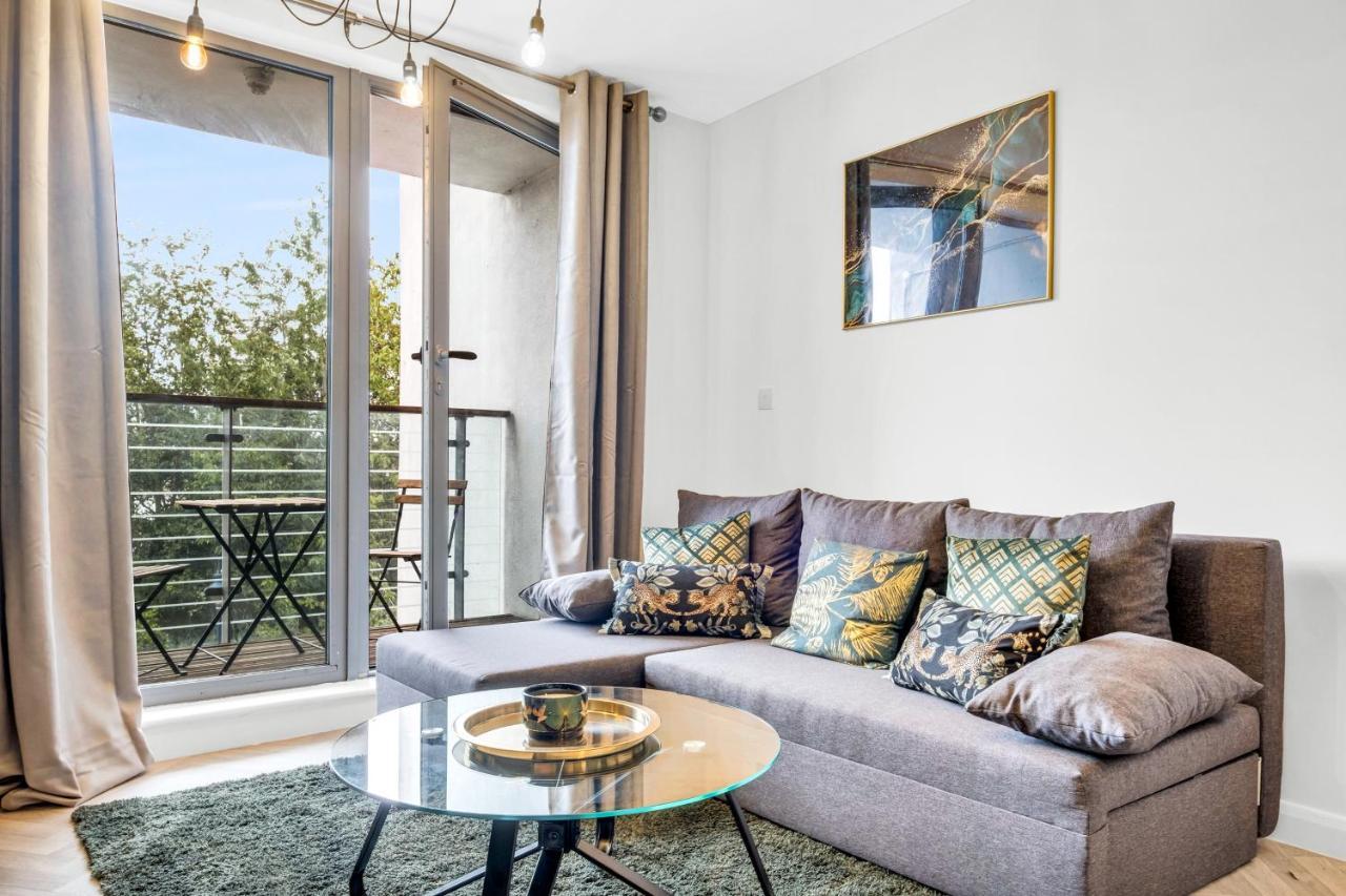 Stylish 4Th Floor 2 Bedroom En Suite City Centre Apartment With Parking By Azura Nights Birmingham Bagian luar foto