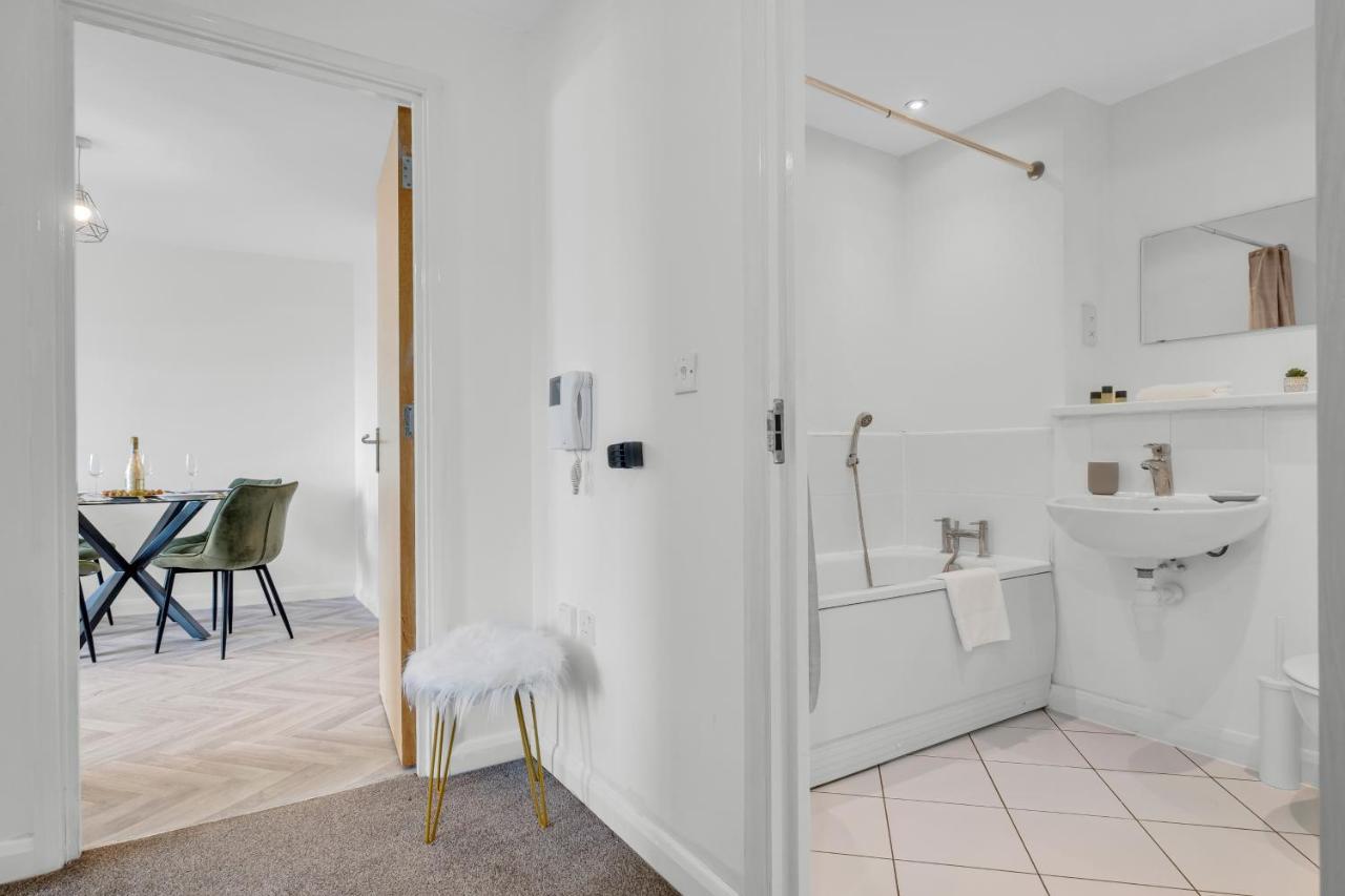 Stylish 4Th Floor 2 Bedroom En Suite City Centre Apartment With Parking By Azura Nights Birmingham Bagian luar foto