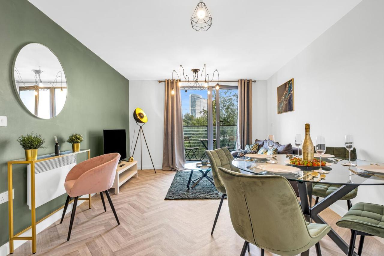 Stylish 4Th Floor 2 Bedroom En Suite City Centre Apartment With Parking By Azura Nights Birmingham Bagian luar foto