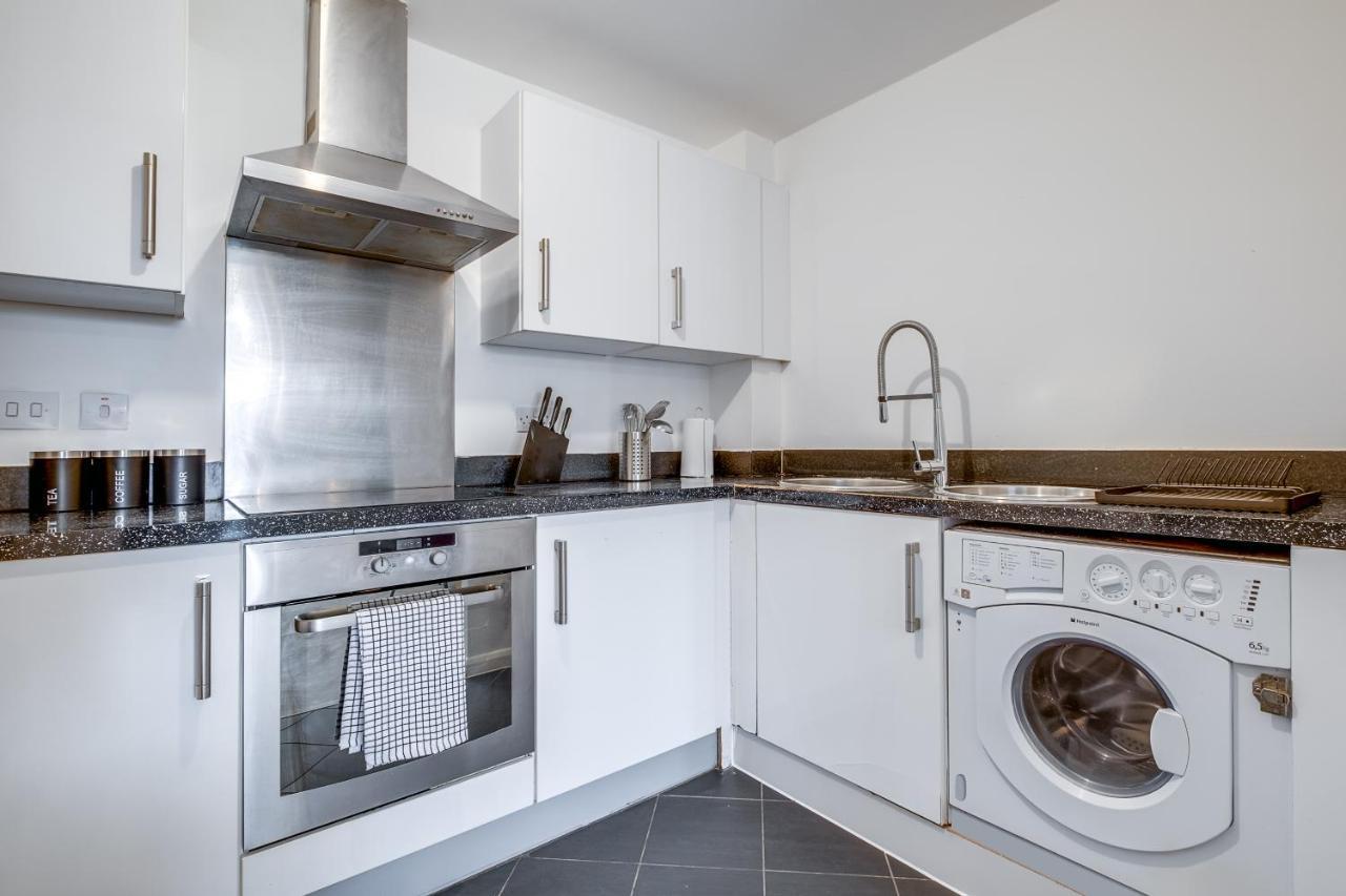 Stylish 4Th Floor 2 Bedroom En Suite City Centre Apartment With Parking By Azura Nights Birmingham Bagian luar foto