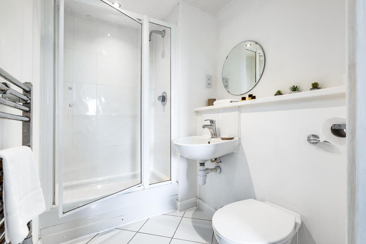 Stylish 4Th Floor 2 Bedroom En Suite City Centre Apartment With Parking By Azura Nights Birmingham Bagian luar foto
