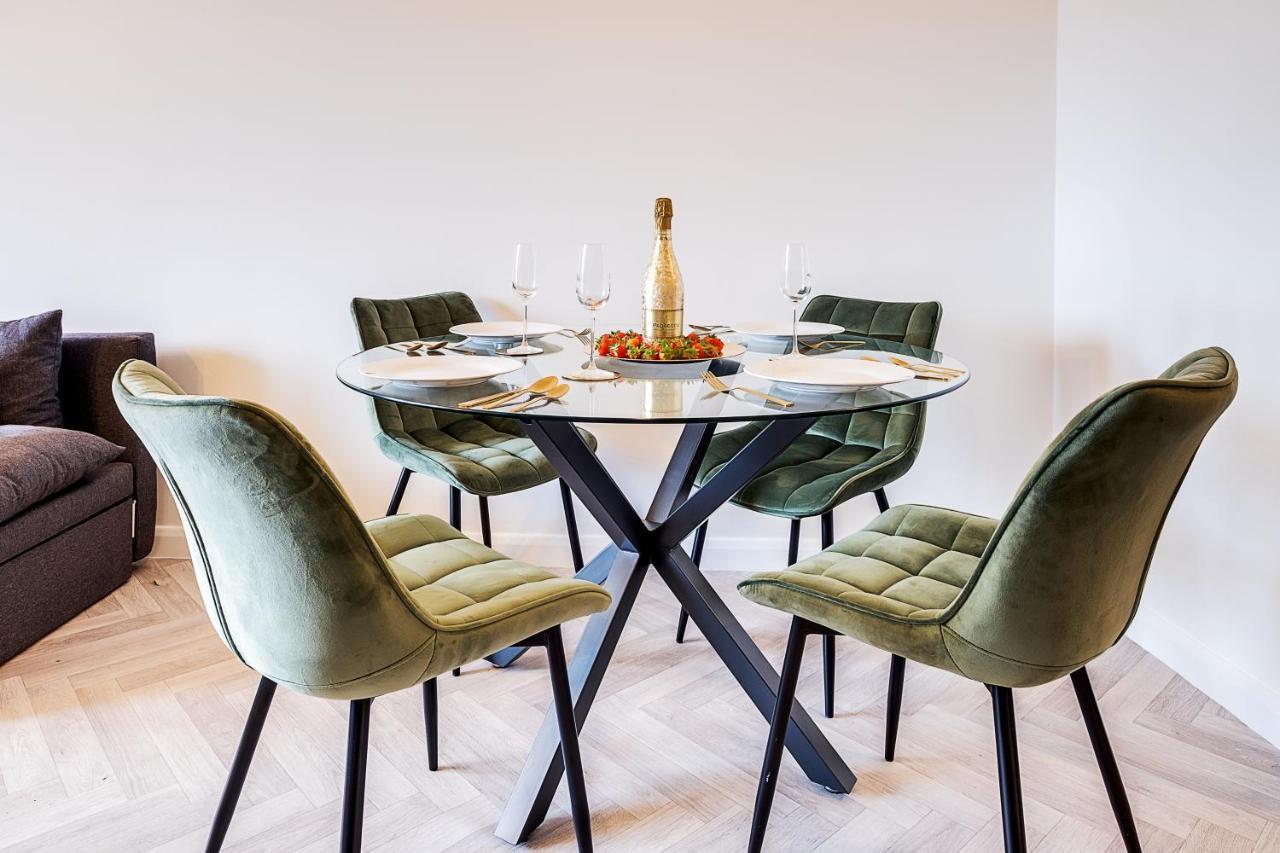 Stylish 4Th Floor 2 Bedroom En Suite City Centre Apartment With Parking By Azura Nights Birmingham Bagian luar foto