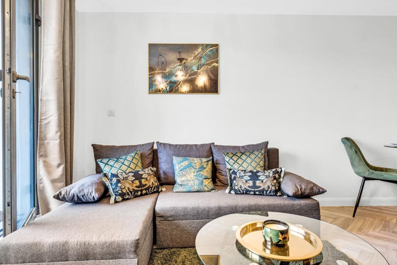 Stylish 4Th Floor 2 Bedroom En Suite City Centre Apartment With Parking By Azura Nights Birmingham Bagian luar foto